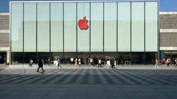 Trump trade advisor Peter Navarro calls it “inconceivable” that Apple can’t produce iPhones outside China