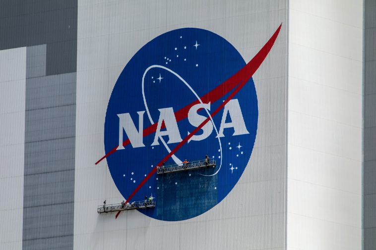 Thousands of NASA senior staffers expected to quit after budget slashed