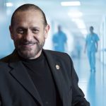 Teo González recuerda la muerte de su mamá: ‘Le pusieron sangre infectada, pasantes cometieron errores’