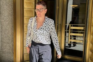 A one-time ’40 under 40′ rising star in fashion pleads not guilty to charges she allegedly cheated investors out of $300 million
