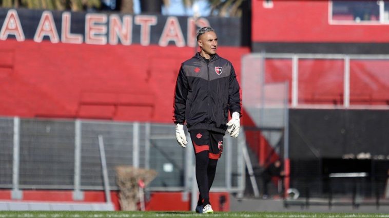 Keylor Navas realizó la entrada en calor pese a que no fue ni al banco de suplentes