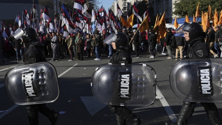 Bullrich criticó a peronistas por no dejar que la policía use los baños del Senado y una rosarina intercedió