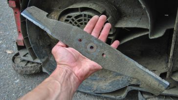 Which Side Of A Lawn Mower Blade Goes Up? (And What Happens If It’s Upside Down)