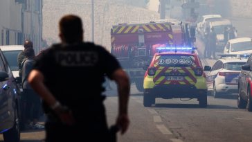 Routes coupées, vols déroutés, interruptions des trains : un incendie brûle plus de 10 hectares aux portes de Marseille