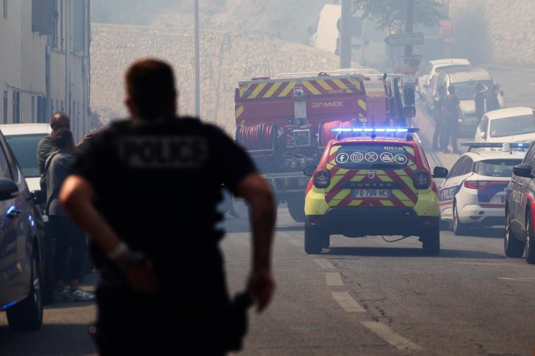 Routes coupées, vols déroutés, interruptions des trains : un incendie brûle plus de 10 hectares aux portes de Marseille