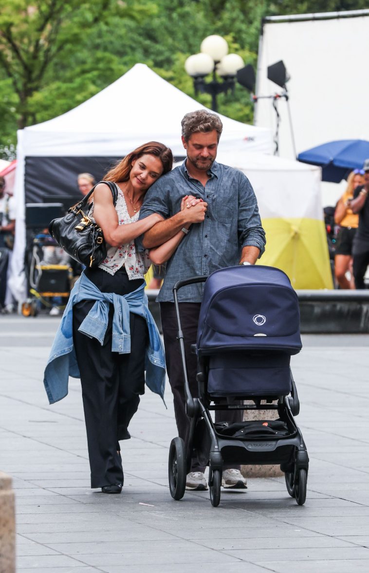 Katie Holmes Has a Zero-Dollar Styling Trick That’s Perfect for Fall