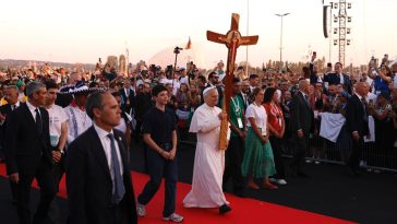 Giubileo, un milione di giovani a Tor Vergata per la veglia con il Papa. «Costruite un mondo più umano»  