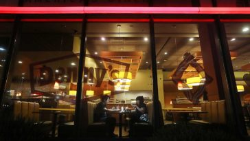 Denny’s offers mixed views on restaurant industry, as bigger rivals prepare to report earnings this week