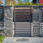 Zakaz wchodzi w 2026 r. Koniec takich płotów na posesji