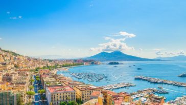 Incendio su nave da Palermo nel golfo di Napoli, viene trainata verso Napoli
