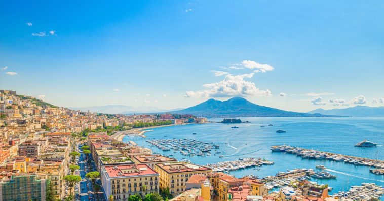 Incendio su nave da Palermo nel golfo di Napoli, viene trainata verso Napoli