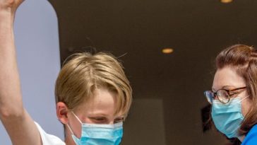 Top pediatricians buck RFK Jr.’s anti-vaccine meddling on COVID shot guidance