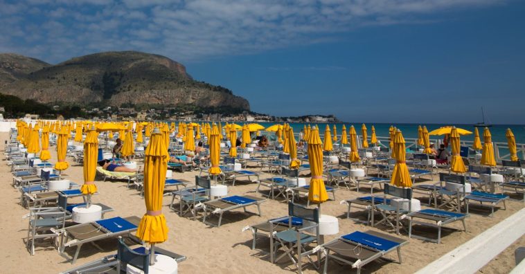 Schifani ai concessionari dei lidi in Sicilia: «Via staccionate e tornelli entro 10 giorni»