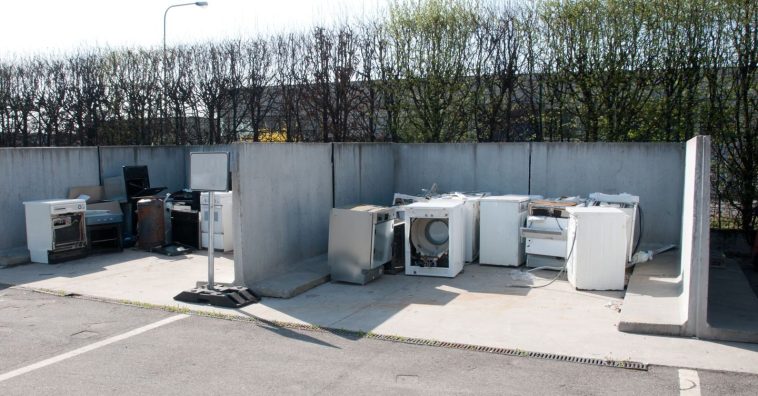 Dai frigoriferi ai caricabatterie, il decalogo per smaltire i Raee