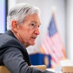 Šef Feda Jerome Powell namignil: Krepijo se argumenti za znižanje obrestnih mer