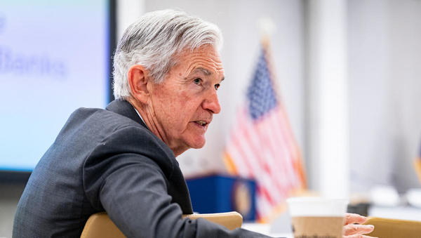 Šef Feda Jerome Powell namignil: Krepijo se argumenti za znižanje obrestnih mer