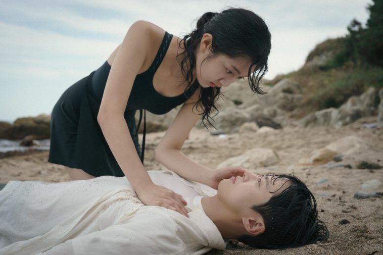 Shin Eun Soo Rescues Transfer Student Gong Myoung In Their Fateful First Meeting In “Love Untangled”