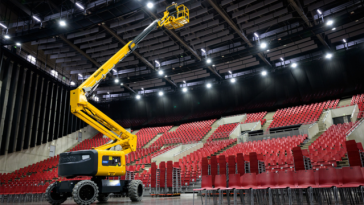 (VIDEO) Watch Haulotte’s new electric articulating boom operate with zero emissions