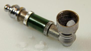 Bologna, pipe per il crack distribuite gratis dal Comune: è polemica