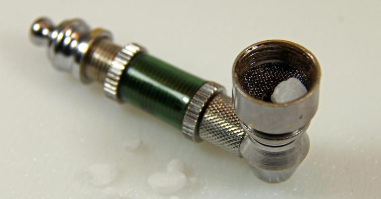 Bologna, pipe per il crack distribuite gratis dal Comune: è polemica