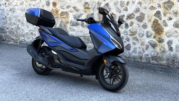 Test honda forza 125 – v stilu vas bo odpeljala na sestanek, tržnico ali na morje