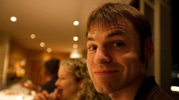 Review: Adrian Holovaty’s ‘Layer Cake’ Is an Irresistibly Joyful Acoustic Confection