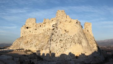 Israël dit avoir frappé des sites du Hezbollah près du château de Beaufort, dans le sud du Liban