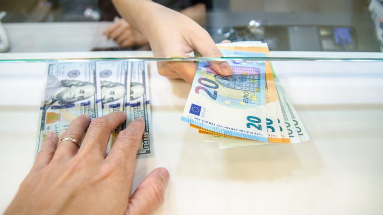 Eddig tartotta magát a forint, elindult a gyengülés