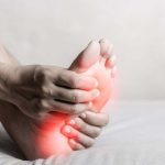 Un podólogo pide a los españoles usar este calzado en verano para evitar la fascitis: “Es fundamental”