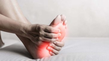 Un podólogo pide a los españoles usar este calzado en verano para evitar la fascitis: “Es fundamental”