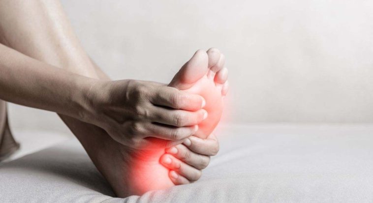 Un podólogo pide a los españoles usar este calzado en verano para evitar la fascitis: “Es fundamental”