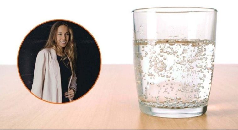 Blanca García, nutricionista: “Beber un vaso de agua con gas antes de comer puede ayudar a expulsar los gases y disminuir la hinchazón”