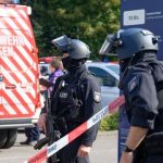 Polizeieinsatz: Messerangriff an Schule: Lehrerin verletzt