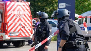 Polizeieinsatz: Messerangriff an Schule: Lehrerin verletzt