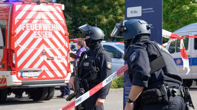 Polizeieinsatz: Messerangriff an Schule: Lehrerin verletzt