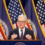 Recorta Fed 25 pb a la tasa y perfila dos bajas más en el año