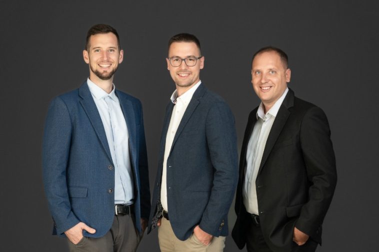 Obrazujemo ljude, razvijamo rješenja i provodimo ih u stvarnom svijetu