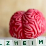 I 10 segnali precoci dell’Alzheimer: riconoscere i campanelli d’allarme della demenza