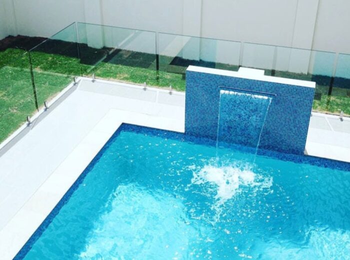 Why Oahu Resorts Struggle with Pool and Spa Glass Stains