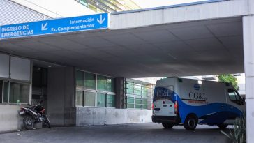 Un joven intentó salir por la ventana de su casa, se cortó el cuello y murió en el Heca