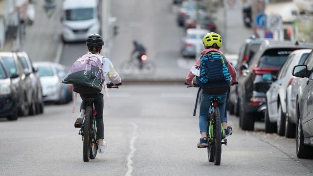 Gefährlicher Weg zur Schule: Mehr Unfälle auf Schulwegen bei Kindern – Versicherung warnt