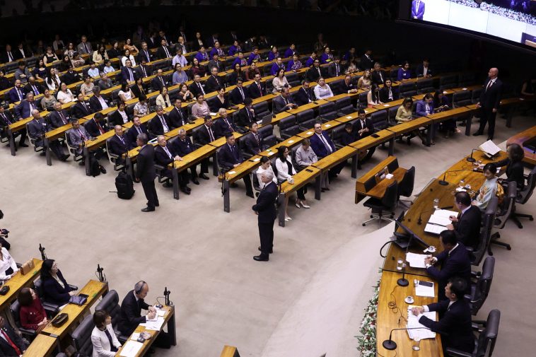 EUA sem indicadores oficiais, isenção de IR e falas do Fed: os destaques hoje