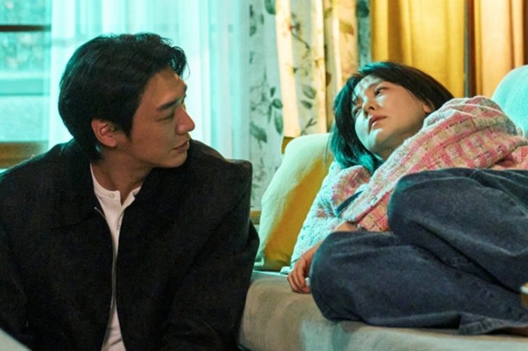 Kim Young Kwang Confesses His Secret Inner Thoughts To A Drunk Lee Young Ae In “Walking On Thin Ice”