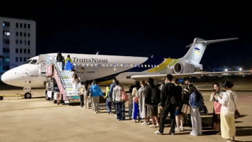 Chinese-Made Jet C909 Debuts in Shenzhen for International Flight