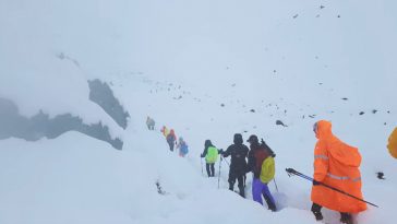 Over 350 Rescued After Blizzard Hits Everest’s Eastern Slope