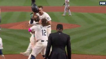 Crazy game: Mariners win and face Blue Jays on Sunday