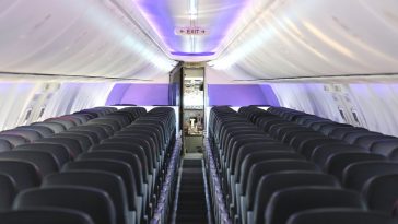 This Is Why Pilots Leave Their Cockpit Doors Open Before Takeoff