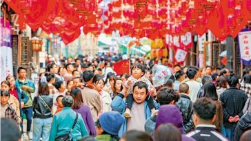 China’s Mega Holiday: Record Travel but Tighter Wallets