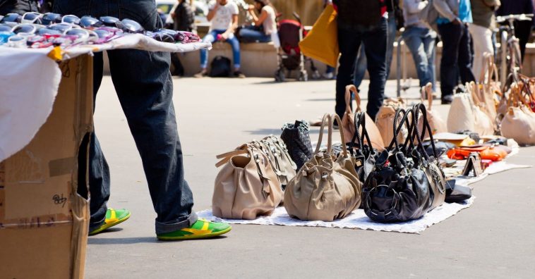 Lotta al falso, centomila capi contraffatti e tre opifici sotto sequestro a Barletta