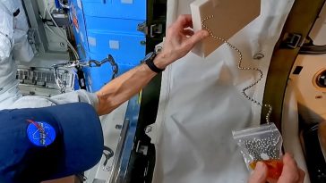 This is how the chain fountain effect behaves in space